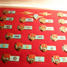 Cutie mare cu 23 Insigne Militare Ungaria ,diverse arme
