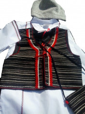 COSTUM POPULAR TRADITIONAL COPII 100% BUMBAC pentru inalt copii (152cm-164cm) Caciula+camasa+pantaloni+vesta+Brau si traista-Avem pentru baiat si fata foto