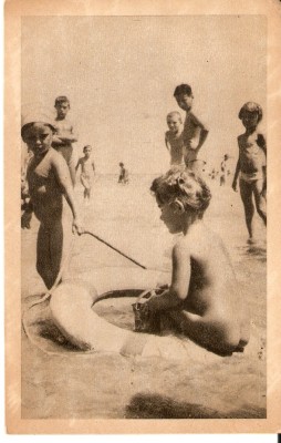AMP3721 Vasile Roaita, copii, mare, colac de salvare, Republica Populara Romina, Libraria Noastra foto