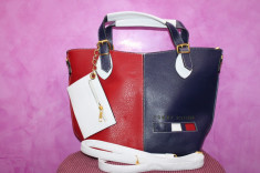 OFERTA,geanta Tommy Hilfiger,marime medie,material asemanator piele foto