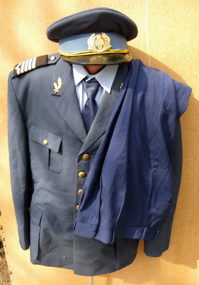 Uniforma completa aviatie maistru militar dupa revolutie Romania manta 2  vestoane pantaloni chipiu 2 camasi cravata ghete | arhiva Okazii.ro
