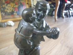 Statueta din spiatru.Fierarul tinandu-si fiul in brate.Inaltime:25 cm.Reducere! foto