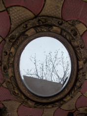 Oglinda veche de cristal cu rama de ipsos foto