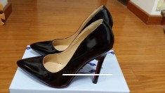 Pantofi bej sau negri stiletto model Louboutin cu talpa rosie foto
