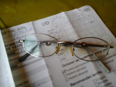 ochelari cuDIOPTRII 0.25 la drept si 0,5 la stang cu plus rama metalica cromata lentile sticla cu protectie UV, SI CALCULATOR , PT PURTARE PERMANENTA foto