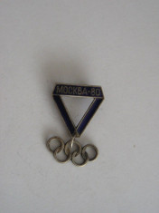 WRW3 - INSIGNA - STRAINA - COMUNISTA - SPORTIVA - OLIMPIADA DE LA MOSCOVA - 1980 foto