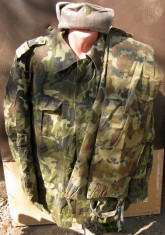 2 uniforme militare de camuflaj iarna si vara grad de plutonier Romania dupa revolutie veston chipiu caciula iarna militar soldat foto