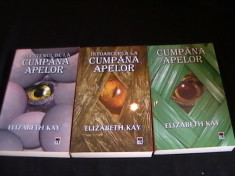 CUMPANA APELOR- VOL1-BLESTEMUL DE LA CUMPANA APELOR- VOL2- INTOARCEREA LA CUMPANA APELOR- VOL3-ELIZABETH KAY- foto