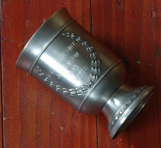 Pahar / Cupa din zinc ornament coroana de lauri - gravata - 1983 - SKS design ! foto