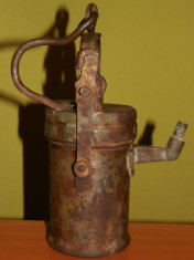 AuX: LAMPA de mina/miner pe carbit, ornamentala, nefunctionala, confectionata din fier, ideala pentru decor! foto