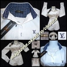 CAMASA ALBA DAMA OFFICE FIRMA LOUIS VUITTON made in FRANCE ELEGANTA CASUAL BUMBAC MONOGRAME pe FOND BLEUMARIN CAMBRATA 4 PENSE SLIM FIT MANECA LUNGA foto