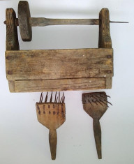 Vechi instrumente din lemn, folosite pentru depanat si pieptanat fire de tesut - sucala si 2 piepteni pentru scarmanat canepa sau lana foto