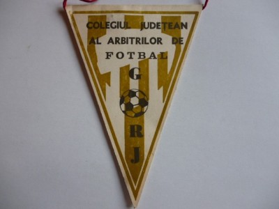 Fanion fotbal - Colegiul judetean al arbitrilor Gorj - Targu Jiu 1984 foto