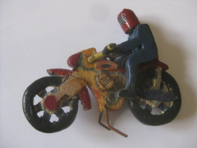 MINIATURA LEMN MOTOCICLETA DIN ANII 60 foto