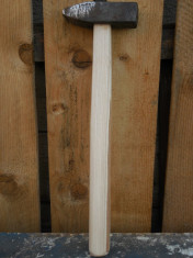 AuX: CIOCAN vechi de fierarie, forja, facut din fier masiv, coada noua din lemn de frasin, greutate 1,3 Kg! (2) foto