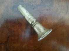 Mustiuc vechi de trompeta din alama. foto
