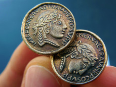 Superbi BUTONI metalici vechi, de camasa, moneda romana, Imp. Nerva Traian! foto