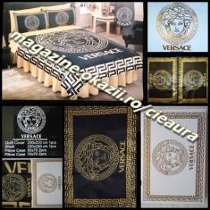 SET LENJERIE PAT DUBLU MATRIMONIAL FIRMA BRAND VERSACE 6 PIESE 1 CEARCEAF PAT 1 CEARCEAF PLAPUMA 4 PERNE NEGRU INTENS EMBLEME BEJ AURIU SATIN LENJERII foto