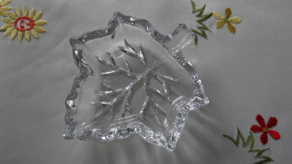 Scrumiera din sticla in forma de frunza | Okazii.ro