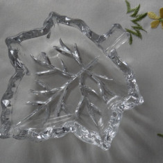 Scrumiera din sticla in forma de frunza
