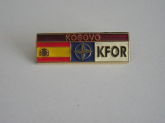 WW6 - INSIGNA - STRAINA - MILITARA - INSEMN NATO - INSCRIPTIE KFOR KOSOVO foto