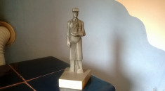 STATUETA SIDERURGIST DIN PERIOADA ANILOR 60 CONFECTIONATA MANUAL DIN ALUMINIU BRUT PE POSTAMENT DIN LEMN foto