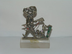 bibelou din metal figurina mini statuieta baiat si catel la vanatoare veche vintage peltro italia x1 foto