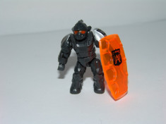figurina om robot soldat cu scut alliance megabloks asemanator lego foto