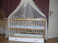 REDUCERE SPECIALA! Vand pat transformabil din lemn cu sertar pentru copii si suport baldachin oferit foto