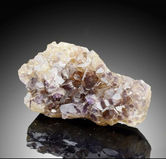 Fluorita galbena cu fantome violet, mina Okurosu,( flori de mina , roci, minerale , cristale ) foto