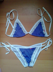 Costum de baie bikini 2 piese mov cu dantela alba foto