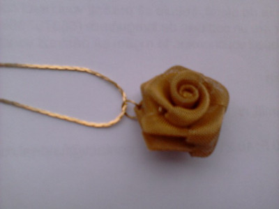 Lantisor cu pandantiv in forma de trandafir foto