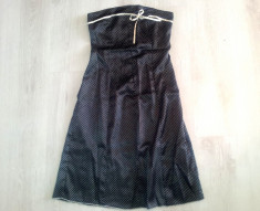 Rochie de ocazie neagra cu buline albe. foto