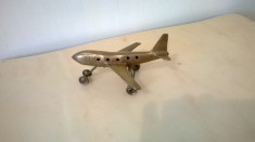 REDUCERE AVION DE JUCARIE DE COLECTIE CONFECTIONAT MANUAL DIN BRONZ DIN PERIOADA 1940 foto