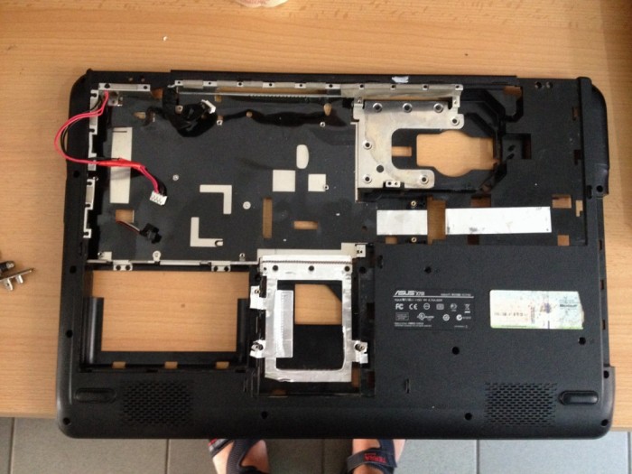 Carcasa inferioara bottomcase Asus X70L A8.20