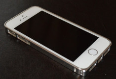 Bumper / Rama / Carcasa / Husa Luxury Aluminiu / Metalic SILVER / ARGINTIU 0.6 mm IPHONE 5 / 5S Produs NOU foto