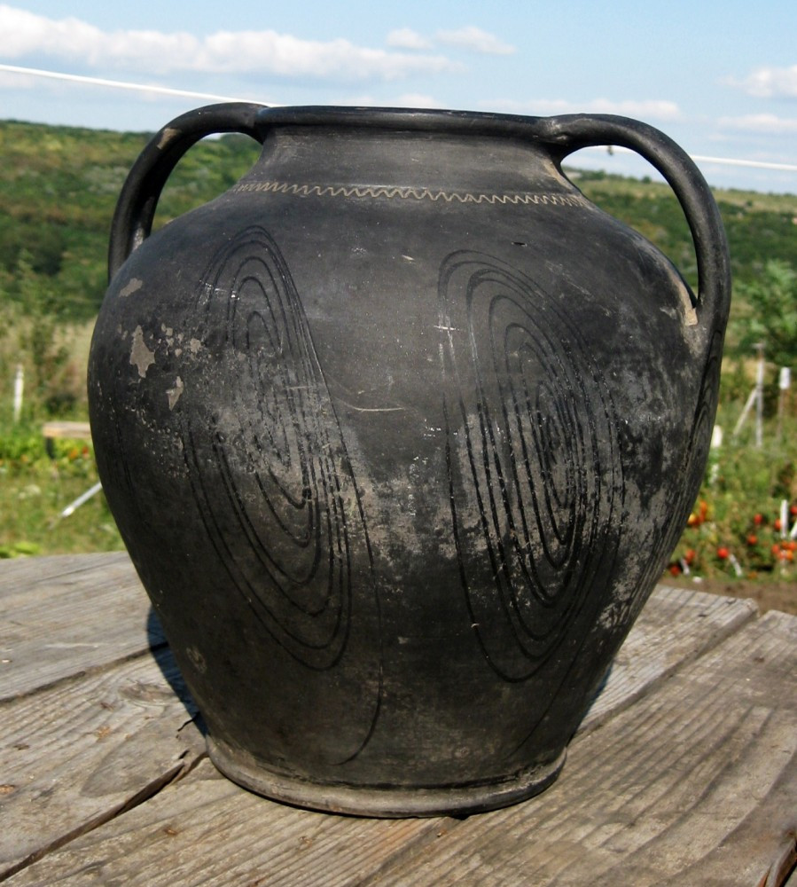 Chiup vechi vas de ceramica neagra Marginea tip amfora oala mare din lut  anii 50 | arhiva Okazii.ro