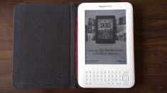 Ebook Reader Kindle Keyboard 3G Wi-Fi Alb + Husa piele originala + Mini-lampa foto