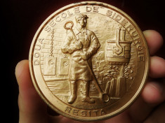 AuX: Medalie aniversara din bronz masiv - &amp;quot;Doua Secole De Siderurgie- Combinatul Siderurgic Resita 1771-1971&amp;quot;, placheta veche, aprox. 250 grame! (1) foto