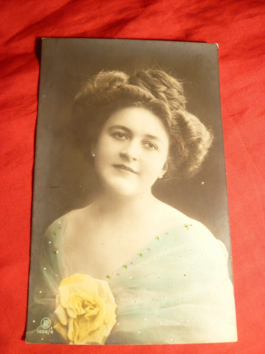 Ilustrata -Femeie cu trandafir galben , cca 1900 ,semnata RN