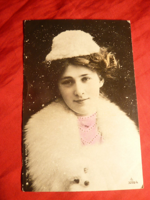 Ilustrata Femeie in blana alba , cu catel alb - circulat 1909