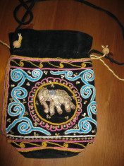 Poseta / geanta traditionala , decorata cu matase multicolora si paiete foto