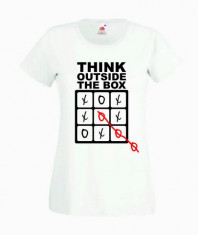 TRICOU DAMA PERSONALIZAT - THINK OUTSIDE THE BOX / T-SHIRT_102 / CADOURI PERSONALIZATE / PERSONALIZARI DIVERSE foto