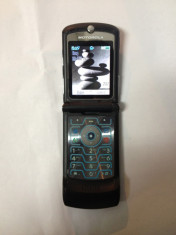 Motorola V3 Black - in stare impecabila ! Bateria 2-3 zile, Originala ! DECODAT ORICE RETEA ! INCARCATOR ORIGINAL ! Foto reale ! Neumblat in el ! foto