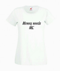 TRICOU DAMA PERSONALIZAT - MONEY NEED ME / T-SHIRT_066 / CADOURI PERSONALIZATE / PERSONALIZARI DIVERSE foto