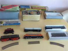 3 Locomotive electrice miniaturale + 3 vagoane + sine foto
