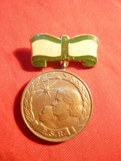 Medalia Maternitatii ,cl.III RSR , metal si email , h= 4,4 cm foto