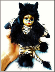 AuX: PAPUSA veche de colectie, jucarie reprezentand un TIGRU / ARLECHIN costumat in tigru, cap facut din portelan pictat, corp textil umplut cu nisip! foto
