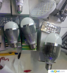 Bec LED cu telecomanda 5w=50w incandescent. foto