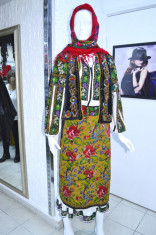 Costum popular traditional romanesc vintage foto